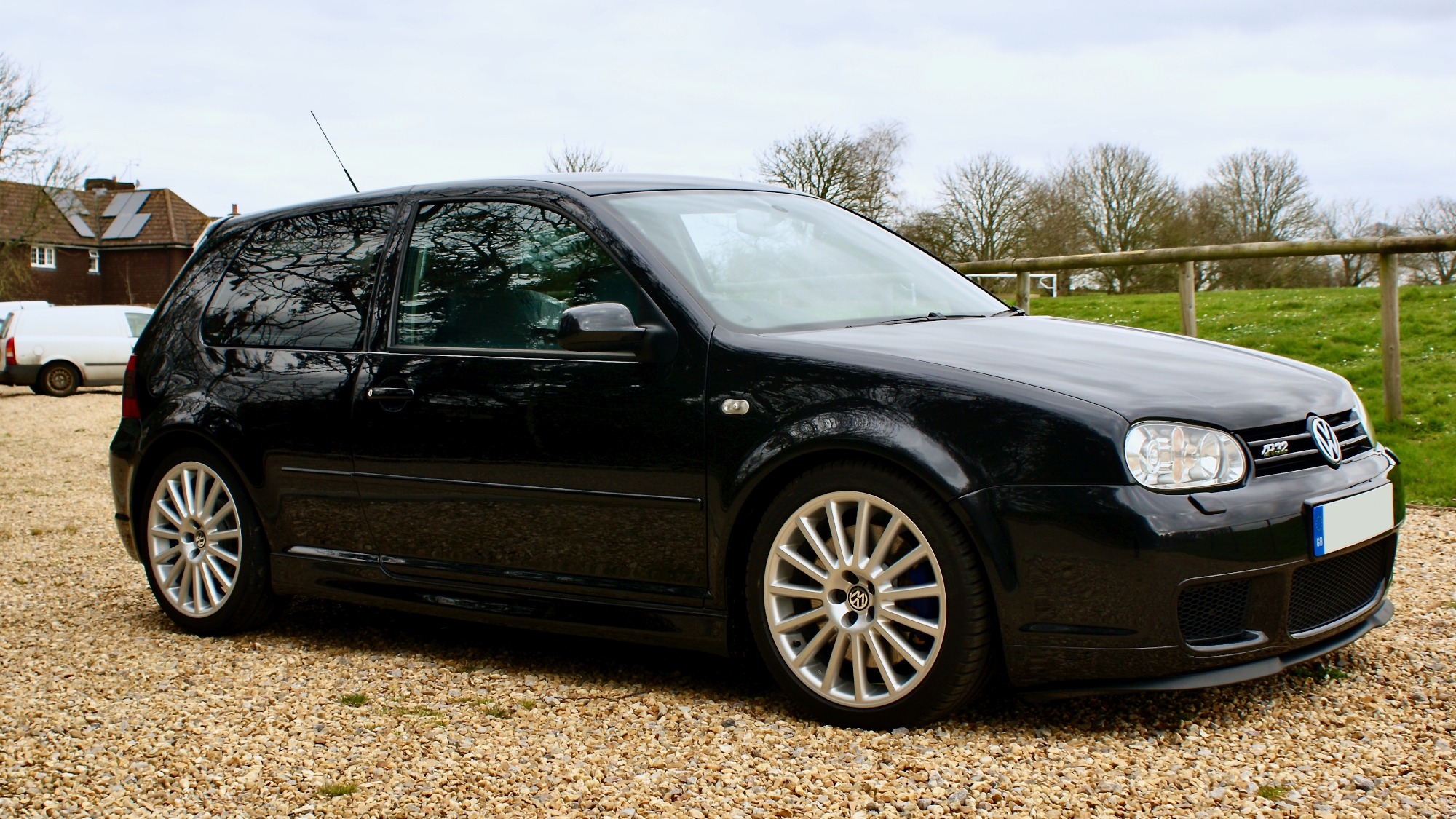 VW Golf MK4 R32 on DOTZ Kendo dark